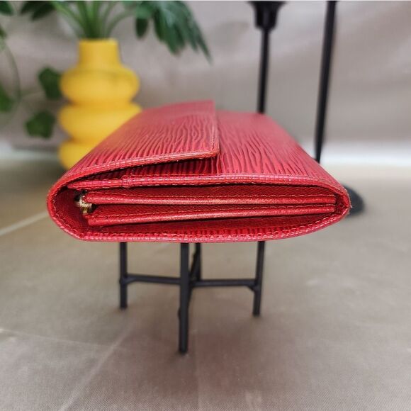 Authentic Louis Vuitton Porte Monnaie Tresor Epi Wallet With Conversion Chain - Picture 10 of 17